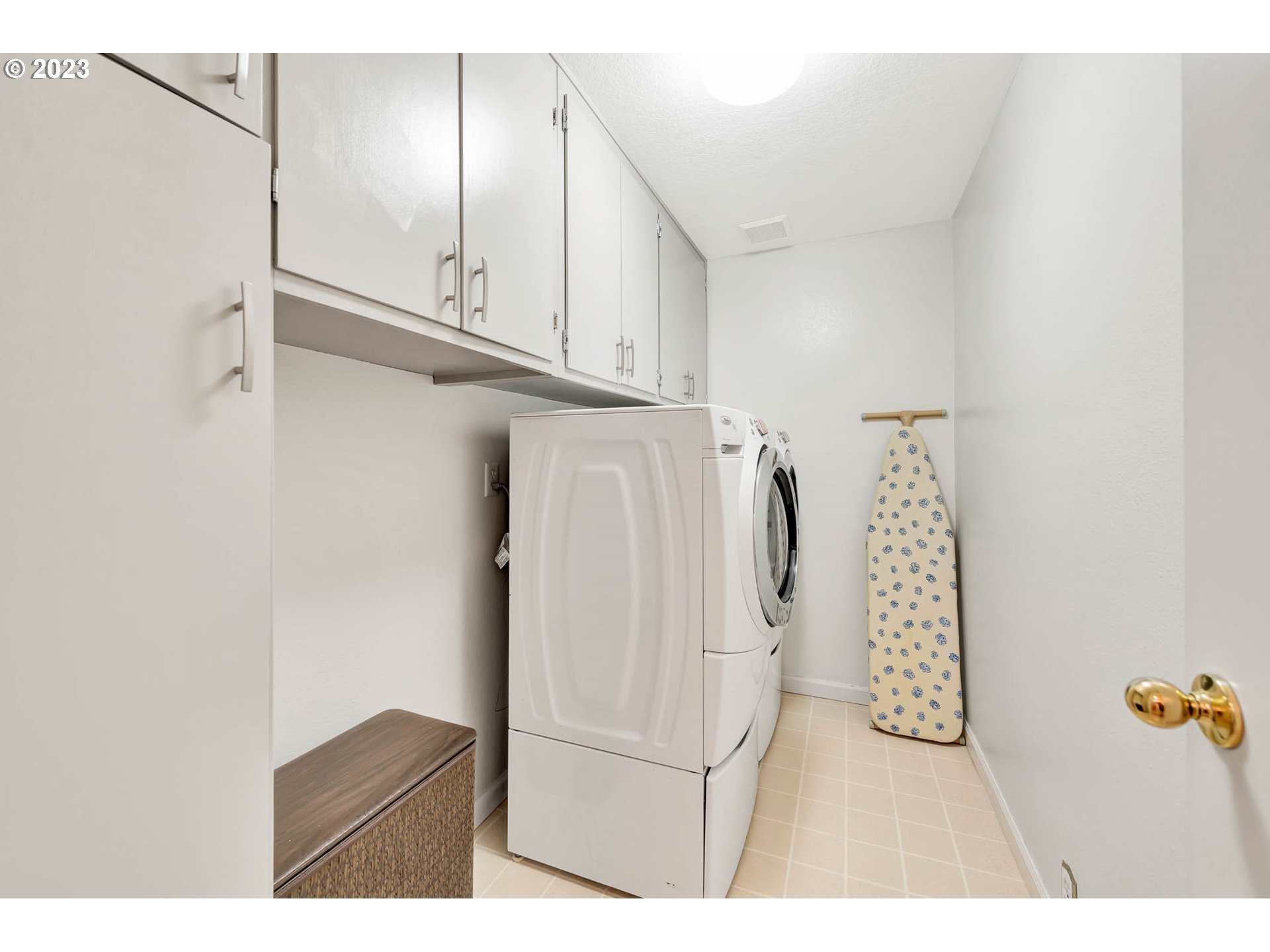 2817 Greentree Way Eugene, OR 97405 - Photo 35 of 44 a view of kitchen with cabinets