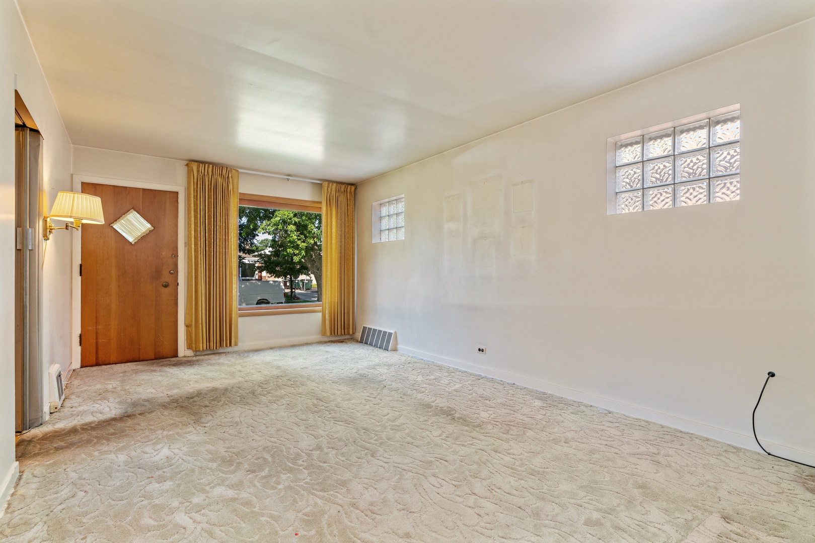 2219 Forest Avenue North Riverside, IL 60546 - Photo 2 of 10 a view of an empty room with a window