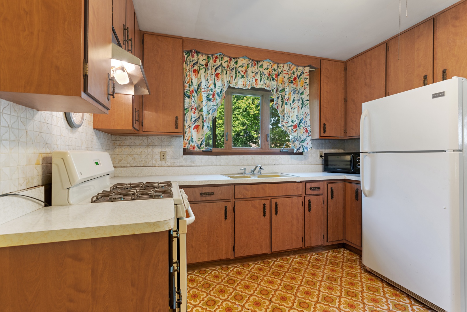 2219 Forest Avenue North Riverside, IL 60546 - Photo 3 of 10 a kitchen with a refrigerator a sink and a window