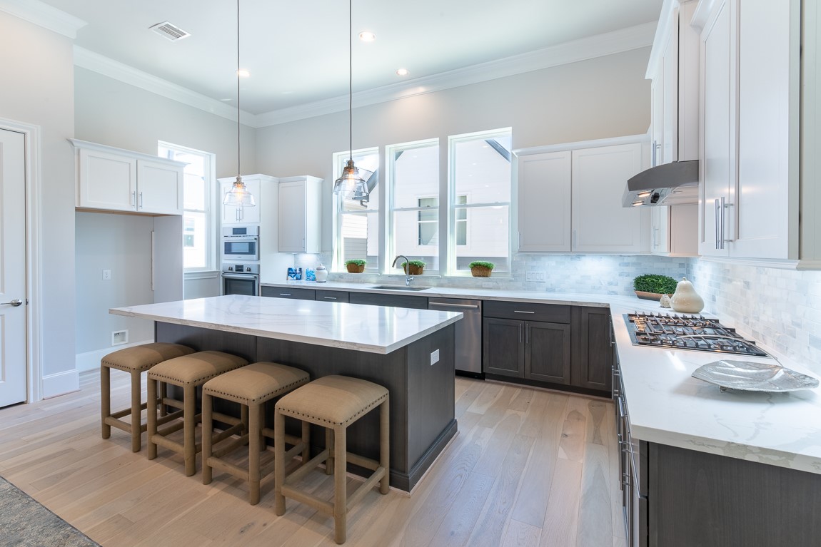 612 Delmar Street Houston, TX 77023 - Photo 4 of 19 A kitchen that is nice to be in with 4 huge windows, large island and Bosch appliances.