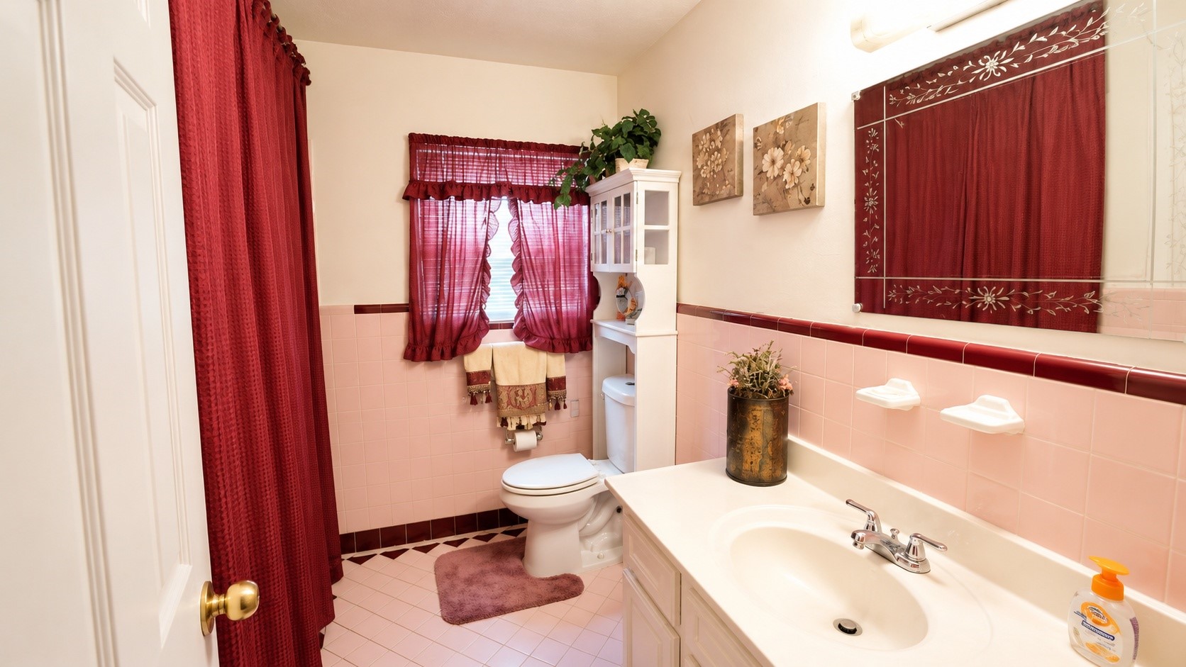 5130 Cortelyou Lane Houston, TX 77021 - Photo 7 of 13 Full secondary bath with a spacious vanity, generous cabinet storage, and a practical layout for family or guests.
