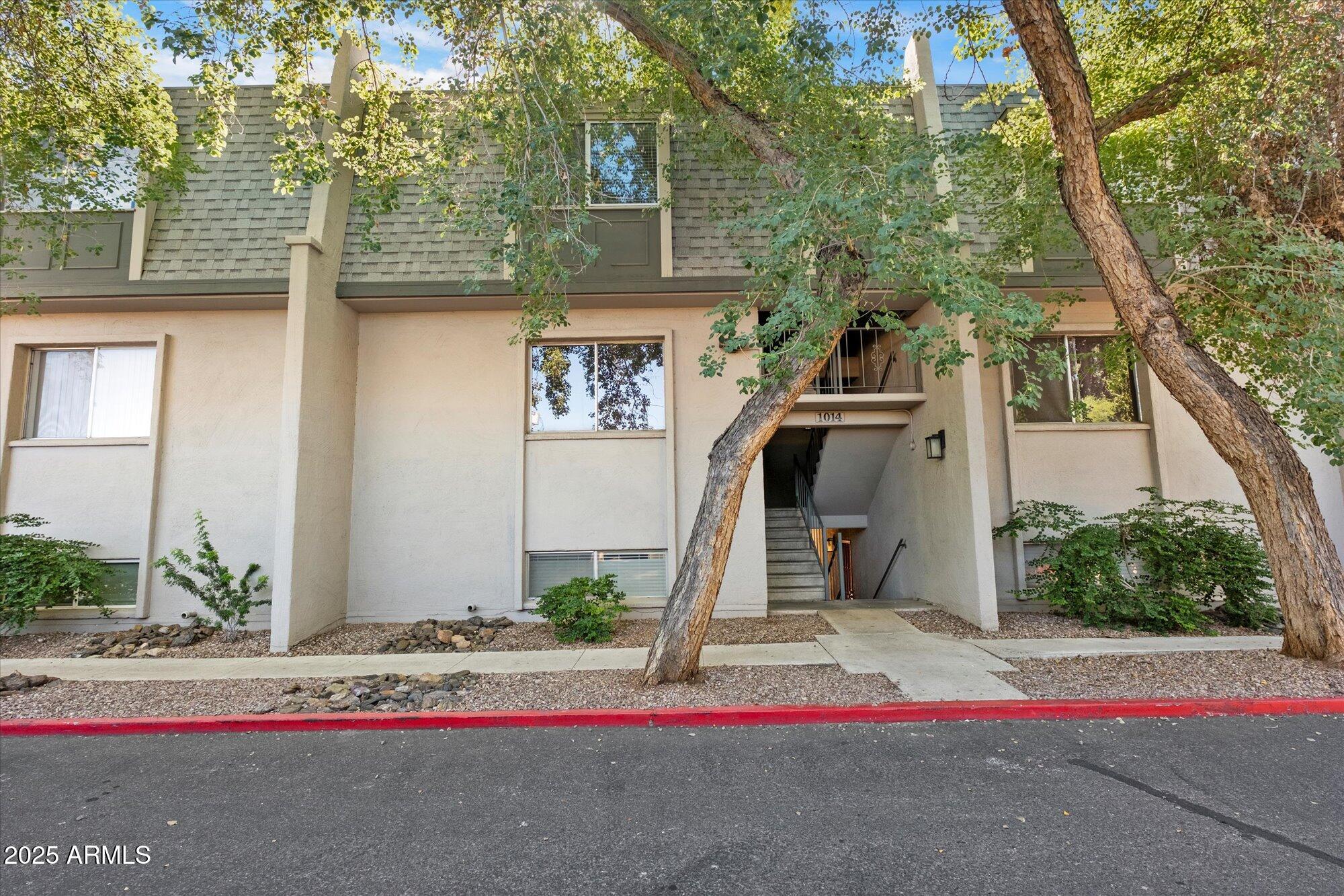 1014 East Osborn Road, Unit A Phoenix, AZ 85014 - Photo 23 of 25 a small garden in the corner of a house