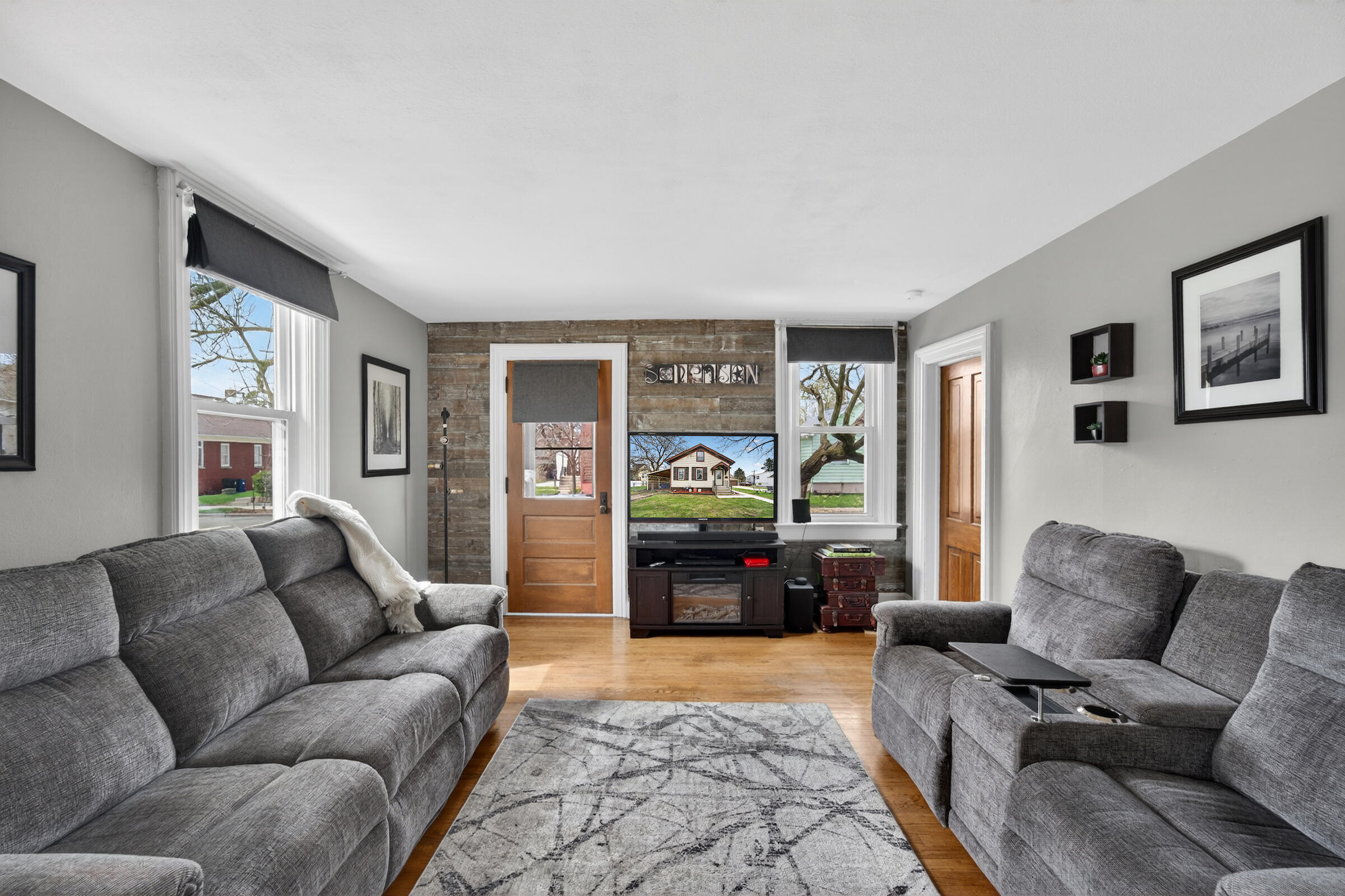1739 Chatham Street Racine, WI 53402 - Photo 3 of 26 Livingroom
