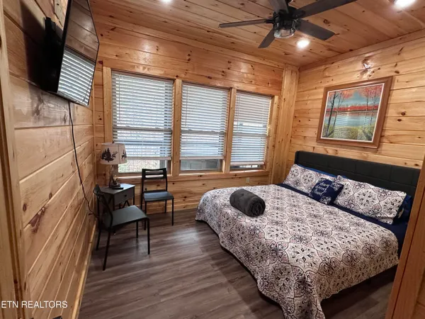 $699,900 | 866 Cabin Creek Way, Sevierville, TN 37862