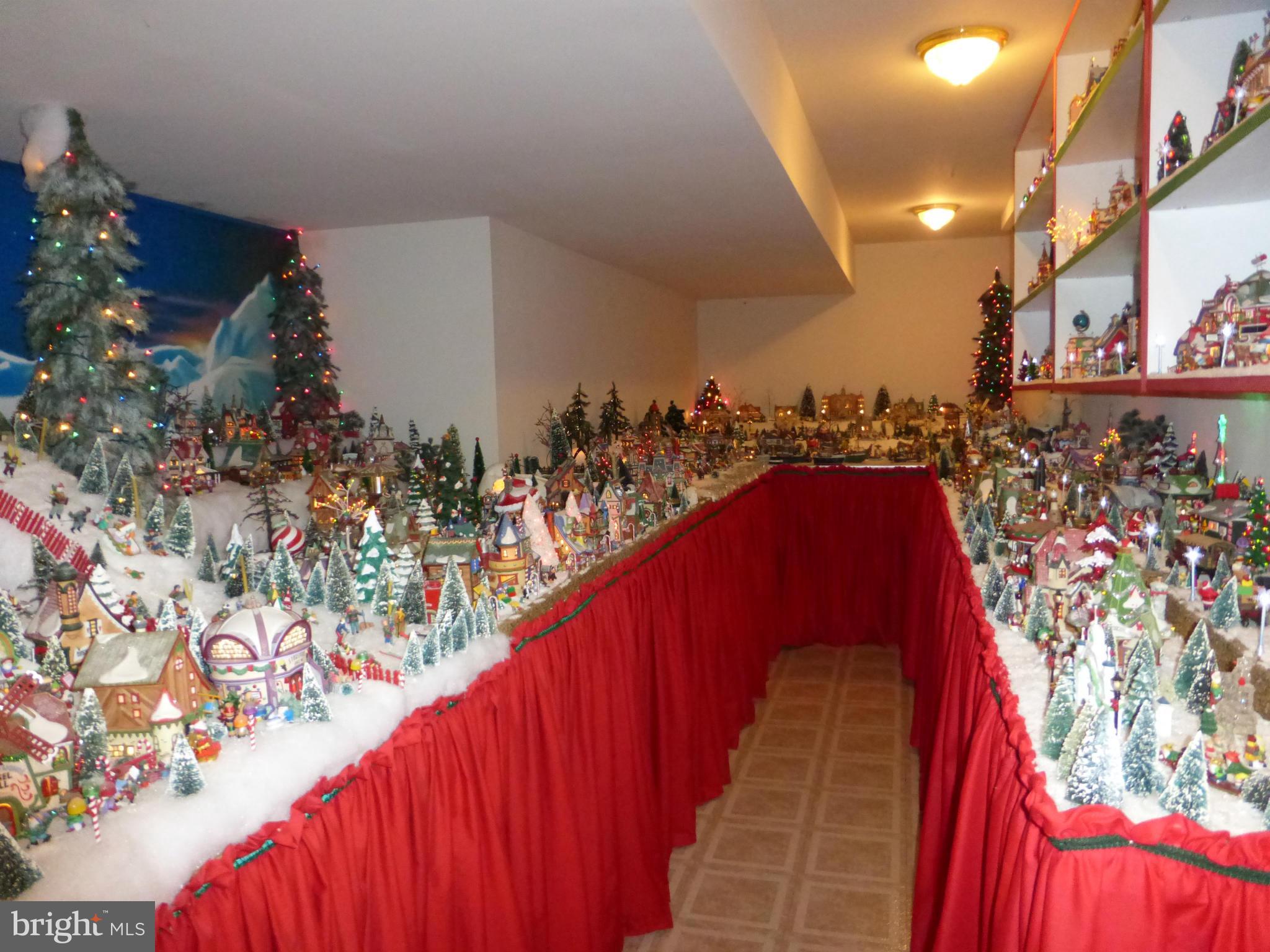12383 Jesse Smith Road Mount Airy, MD 21771 - Photo 25 of 29 Incredible Christmas Room