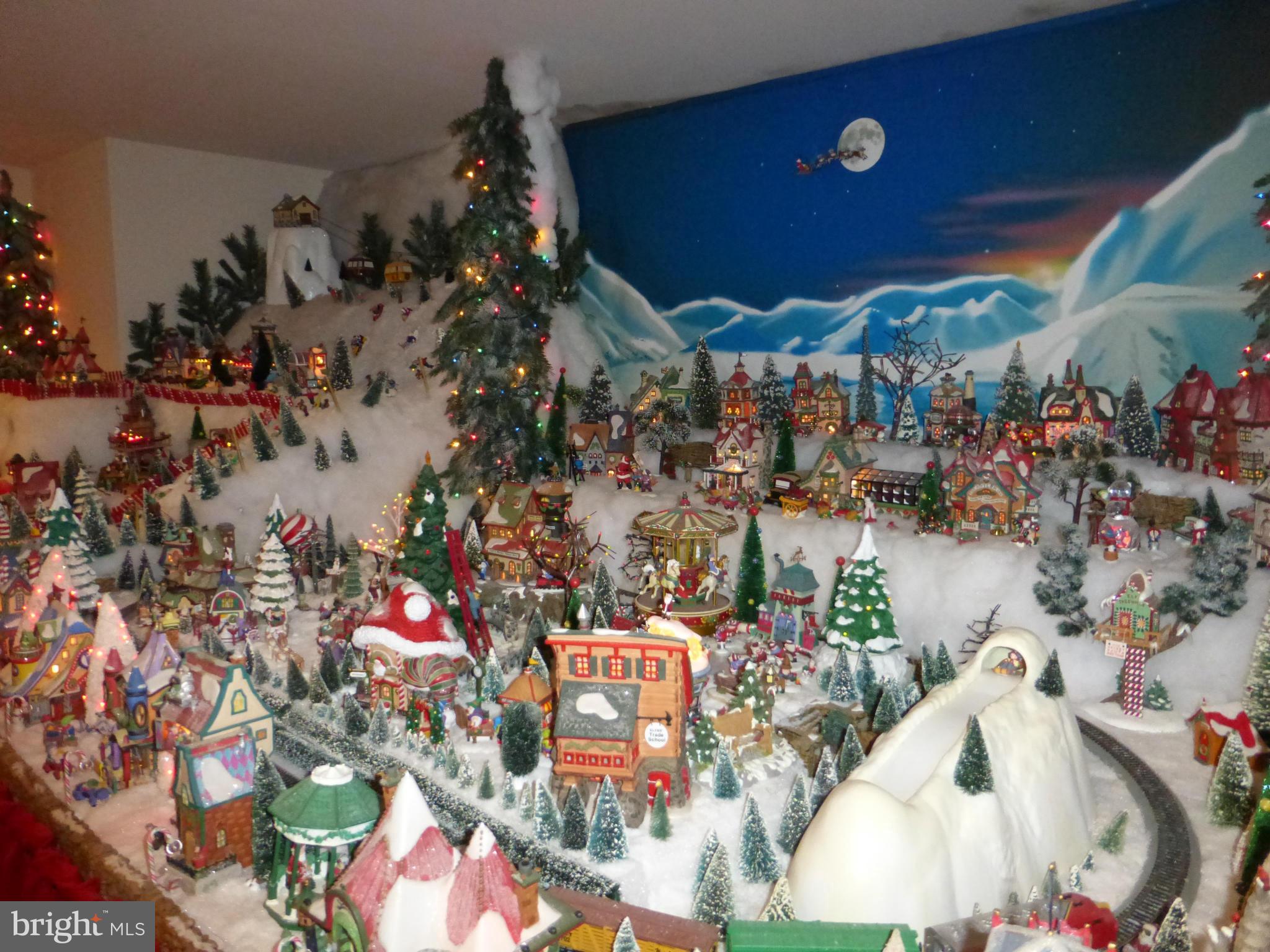 12383 Jesse Smith Road Mount Airy, MD 21771 - Photo 27 of 29 Christmas Room is Magical!