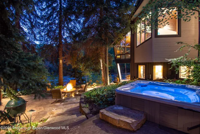 a view of fountain in front of a house
