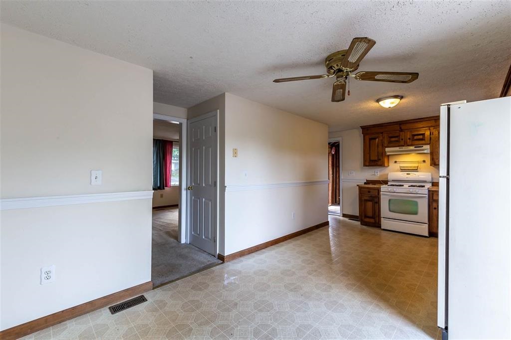 33 Syracuse Road Nashua, NH 03064 - Photo 3 of 15 Gallery Image 3