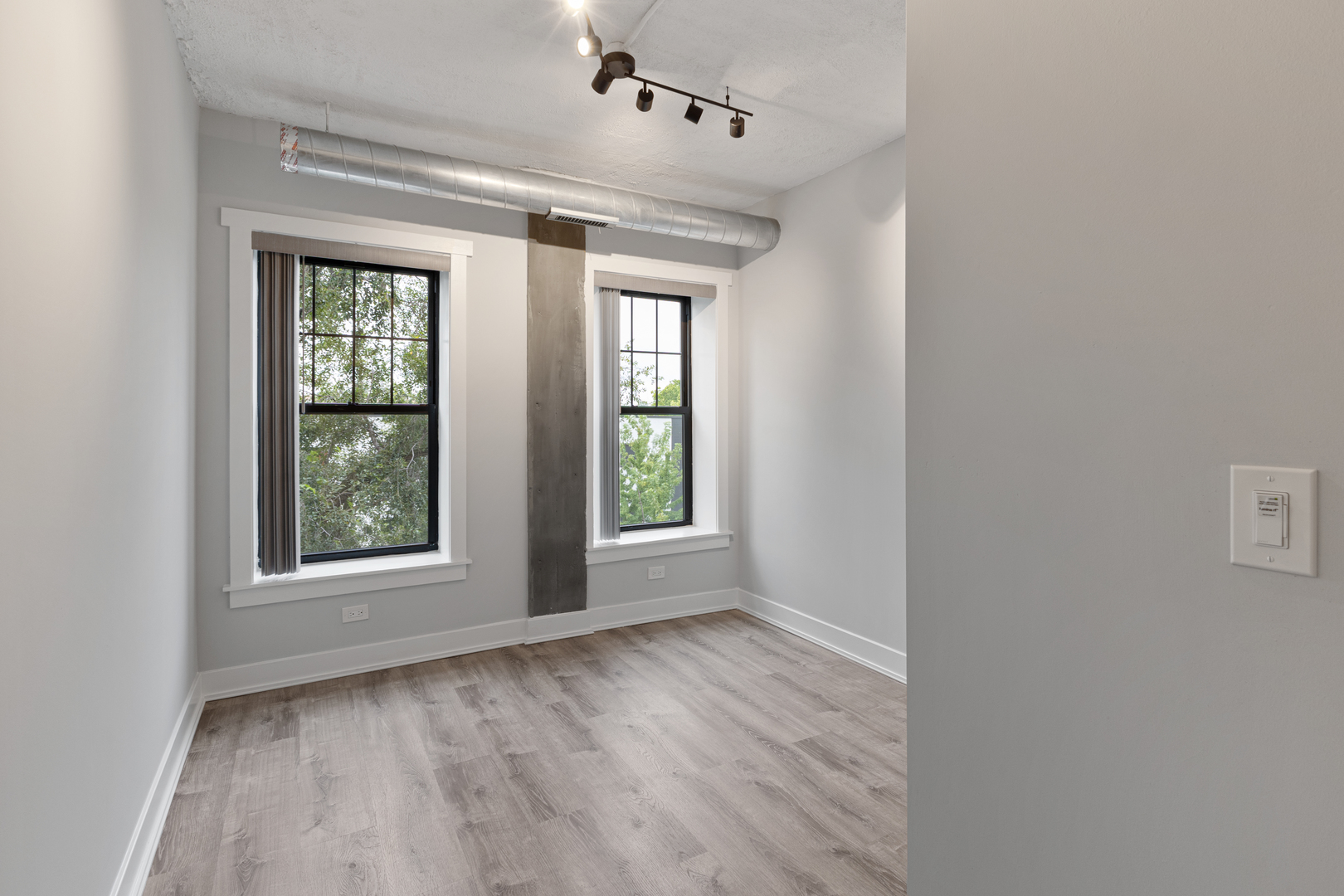 7645 North Sheridan Road, Unit 514 Chicago, IL 60626 - Photo 11 of 17 a view of an empty room with wooden floor and a window