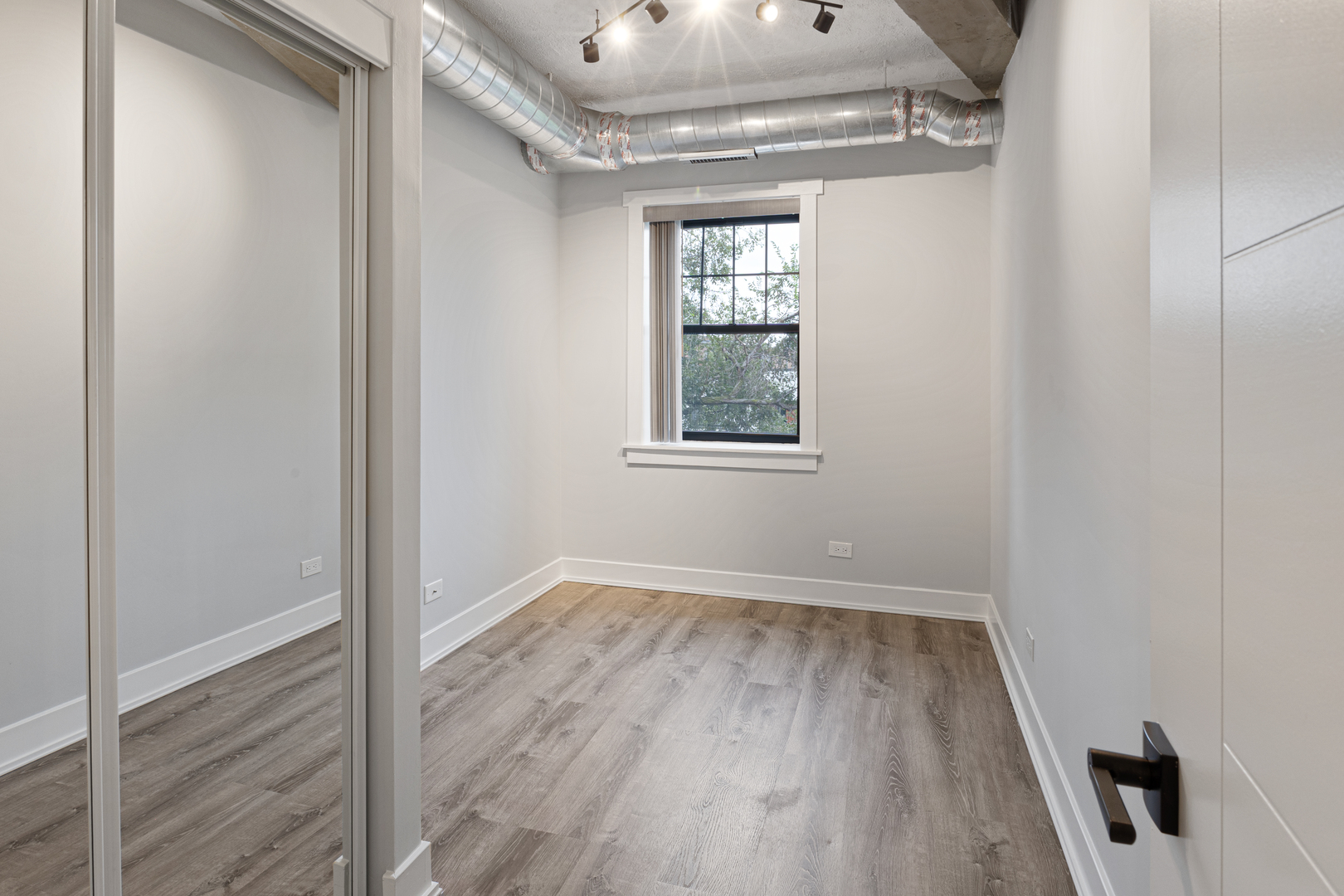 7645 North Sheridan Road, Unit 514 Chicago, IL 60626 - Photo 10 of 17 a view of an empty room and wooden floor