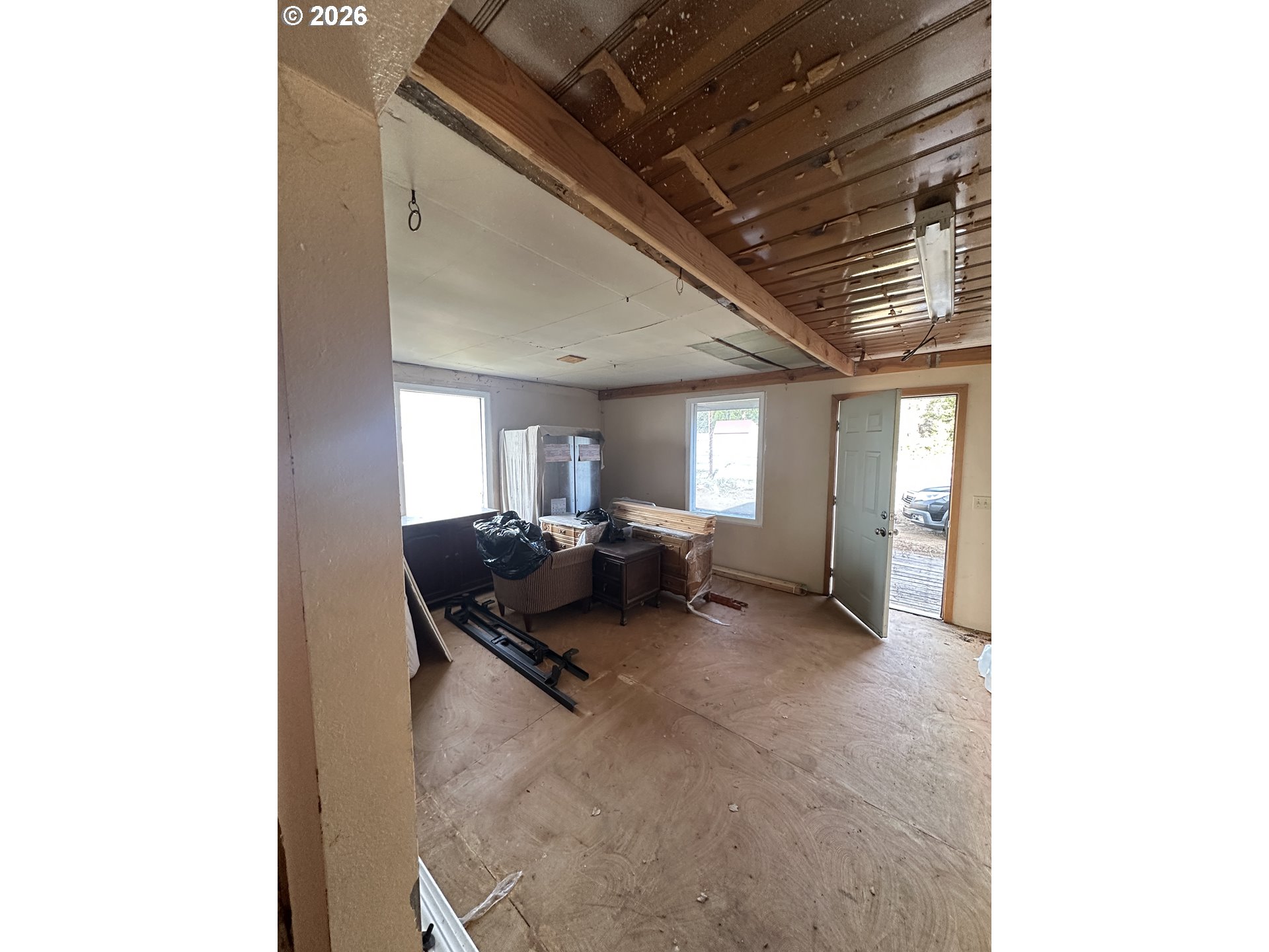 136863 Highway 97 Crescent, OR 97733 - Photo 15 of 19 a living room with furniture and windows