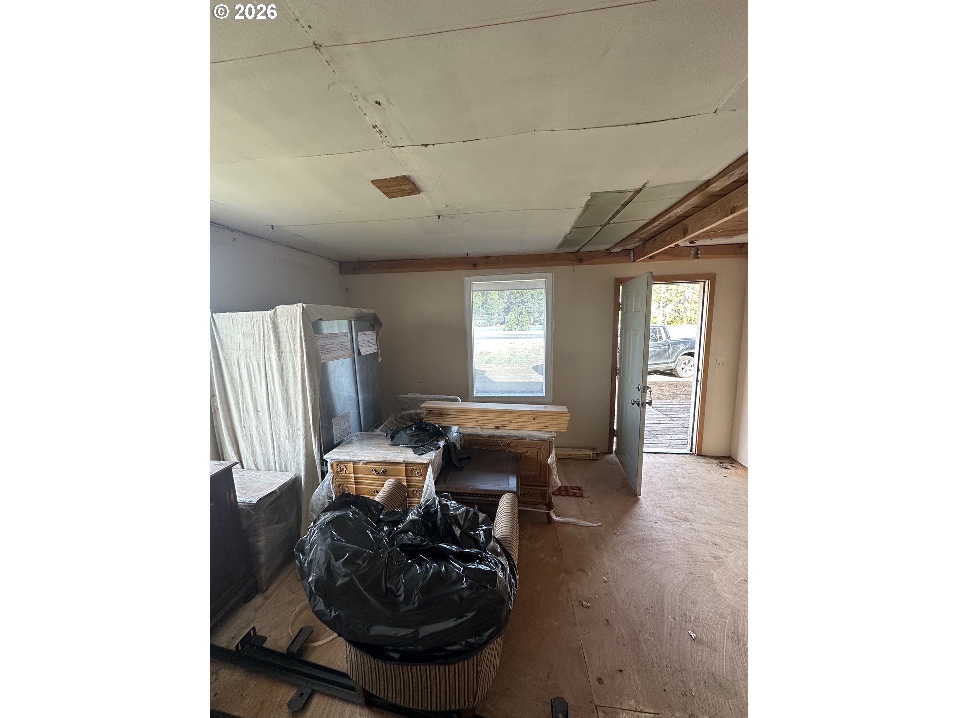 136863 Highway 97 Crescent, OR 97733 - Photo 19 of 19 a room with furniture and window