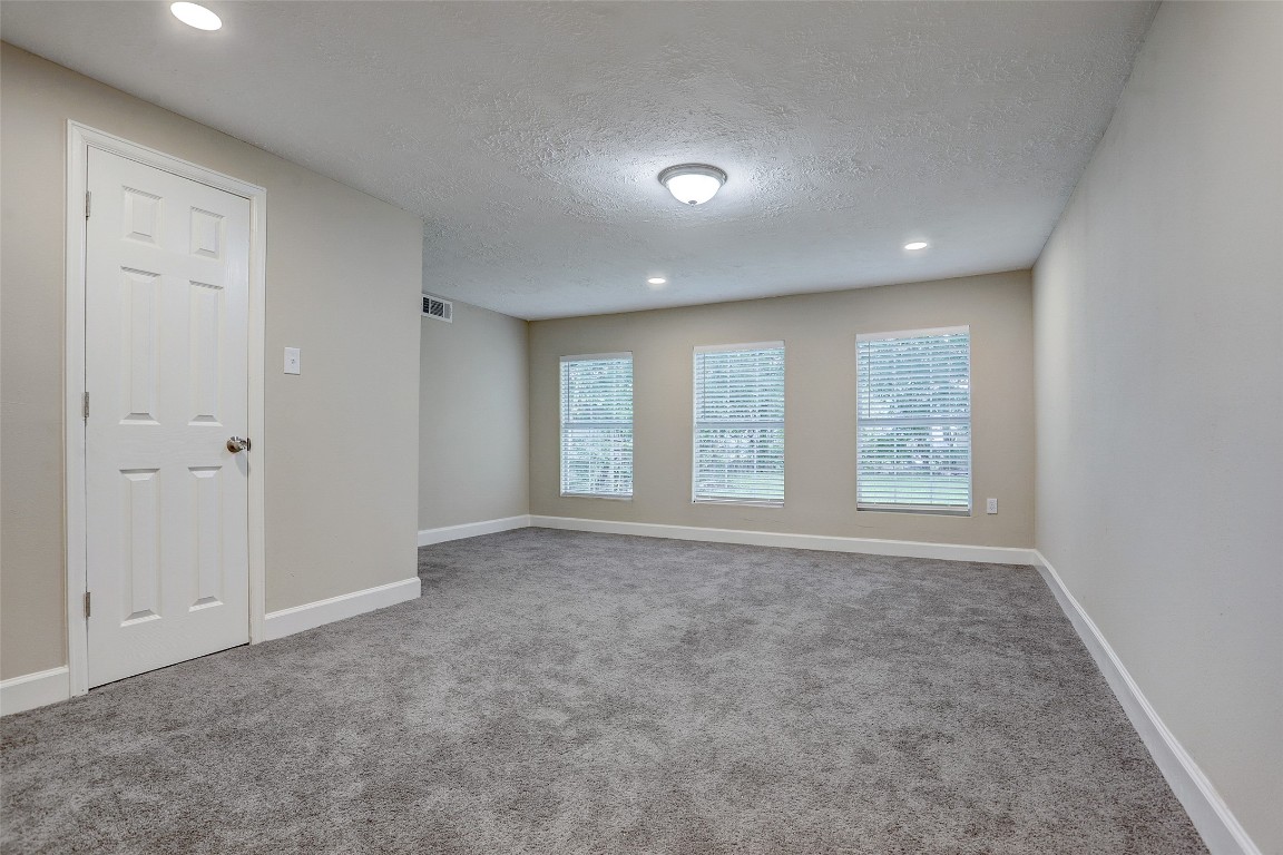 515 Main Street Pasadena, TX 77506 - Photo 8 of 10 an empty room with windows