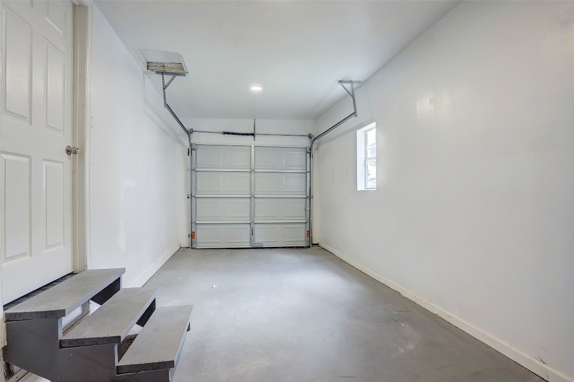 515 Main Street Pasadena, TX 77506 - Photo 9 of 10 an empty room with windows