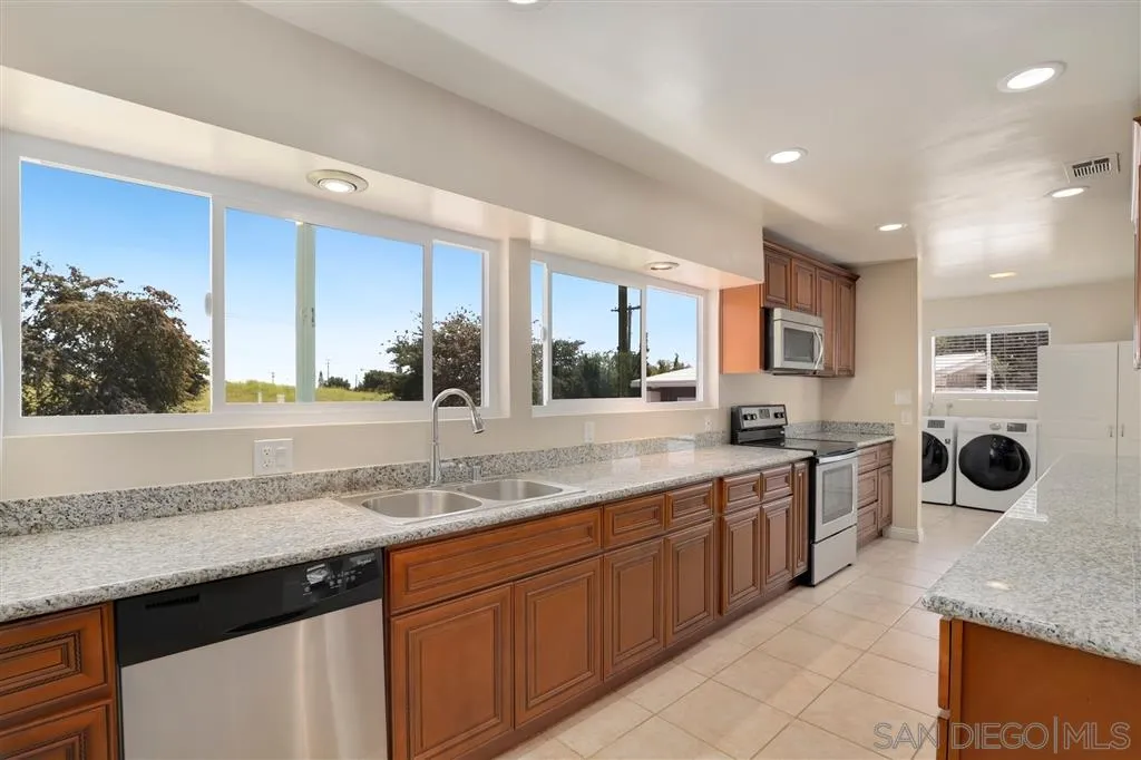 1720 Vía Entrada Fallbrook, CA 92028 - Photo 7 of 25 Gallery Image 7