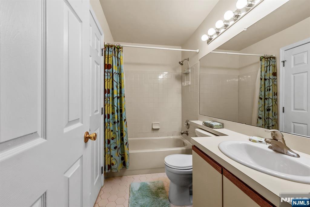 159 Market Street, Unit 1411 Newark, NJ 07102 - Photo 10 of 19 a bathroom with a sink a toilet and shower