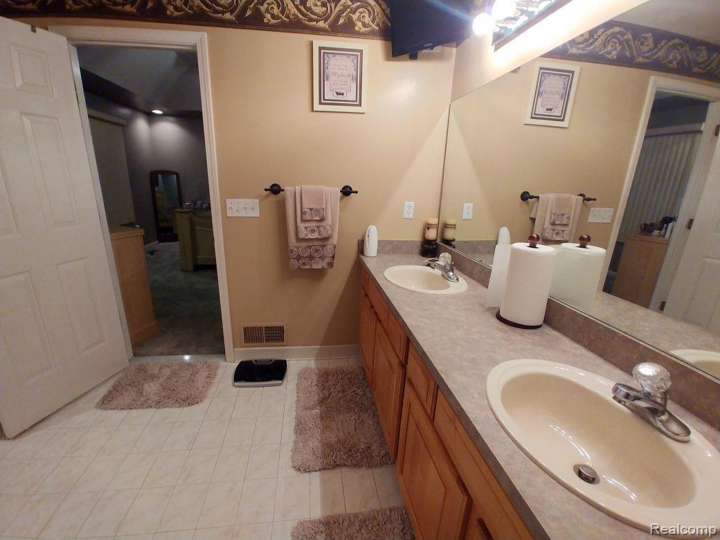 34335 Country Meadow Road New Baltimore, MI 48047 - Photo 18 of 37