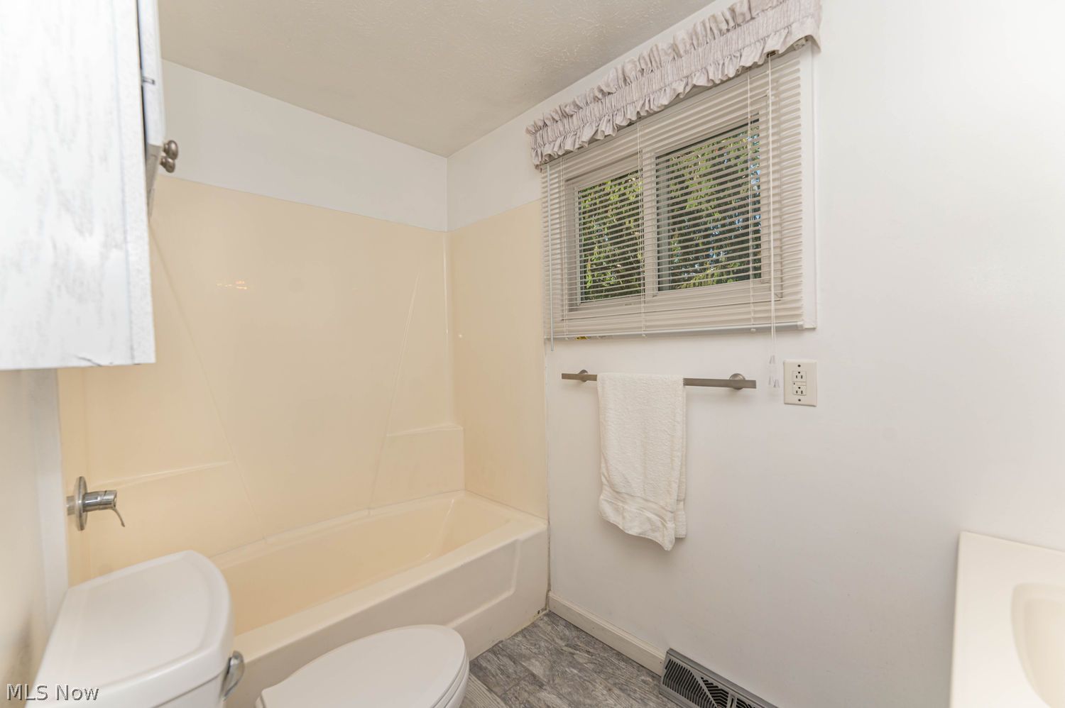 916 Center Road Eastlake, OH 44095 - Photo 21 of 39 Updated full bath