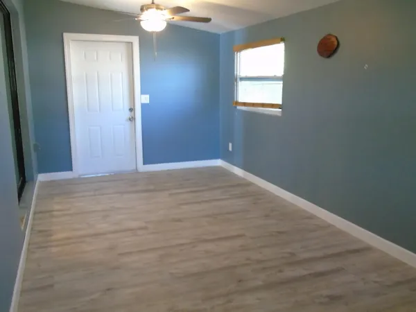 a view of empty room with window