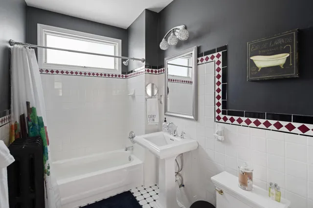 $3,200 | 2713 Garfield Avenue, Unit 2, Minneapolis, MN 55408