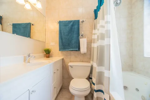 $350,000 | 6151 North Glenwood Avenue, Unit 205, Chicago, IL 60660