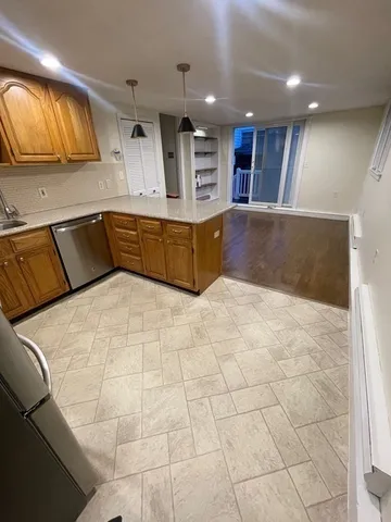 $2,300 | 842 South Street, Unit 1B, Boston, MA 02131