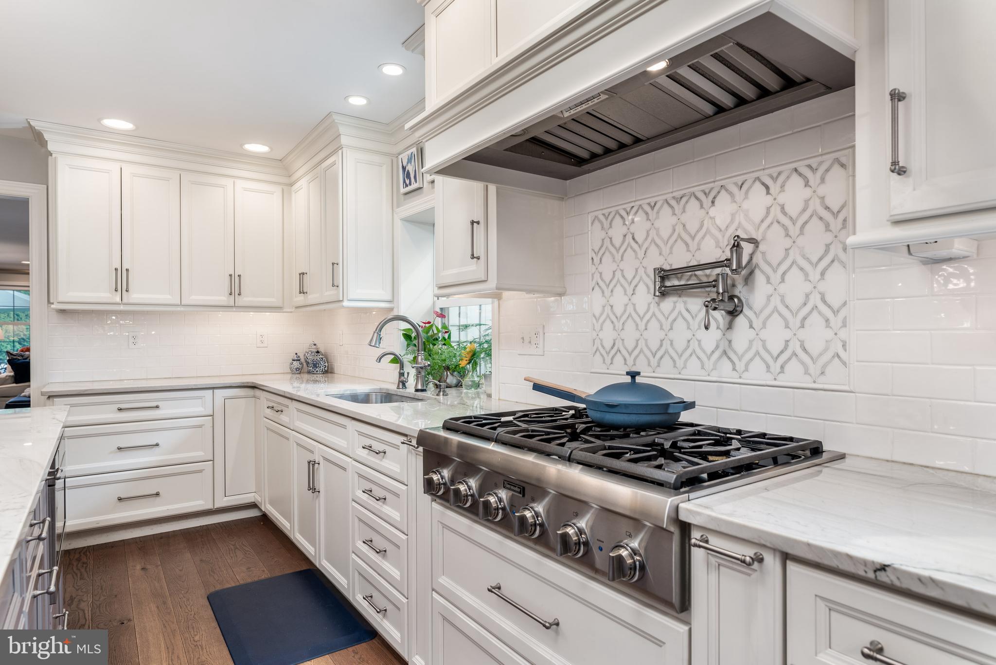 460 Woodcrest Road Wayne, PA 19087 - Photo 9 of 71 Six burner Thermador cooktop