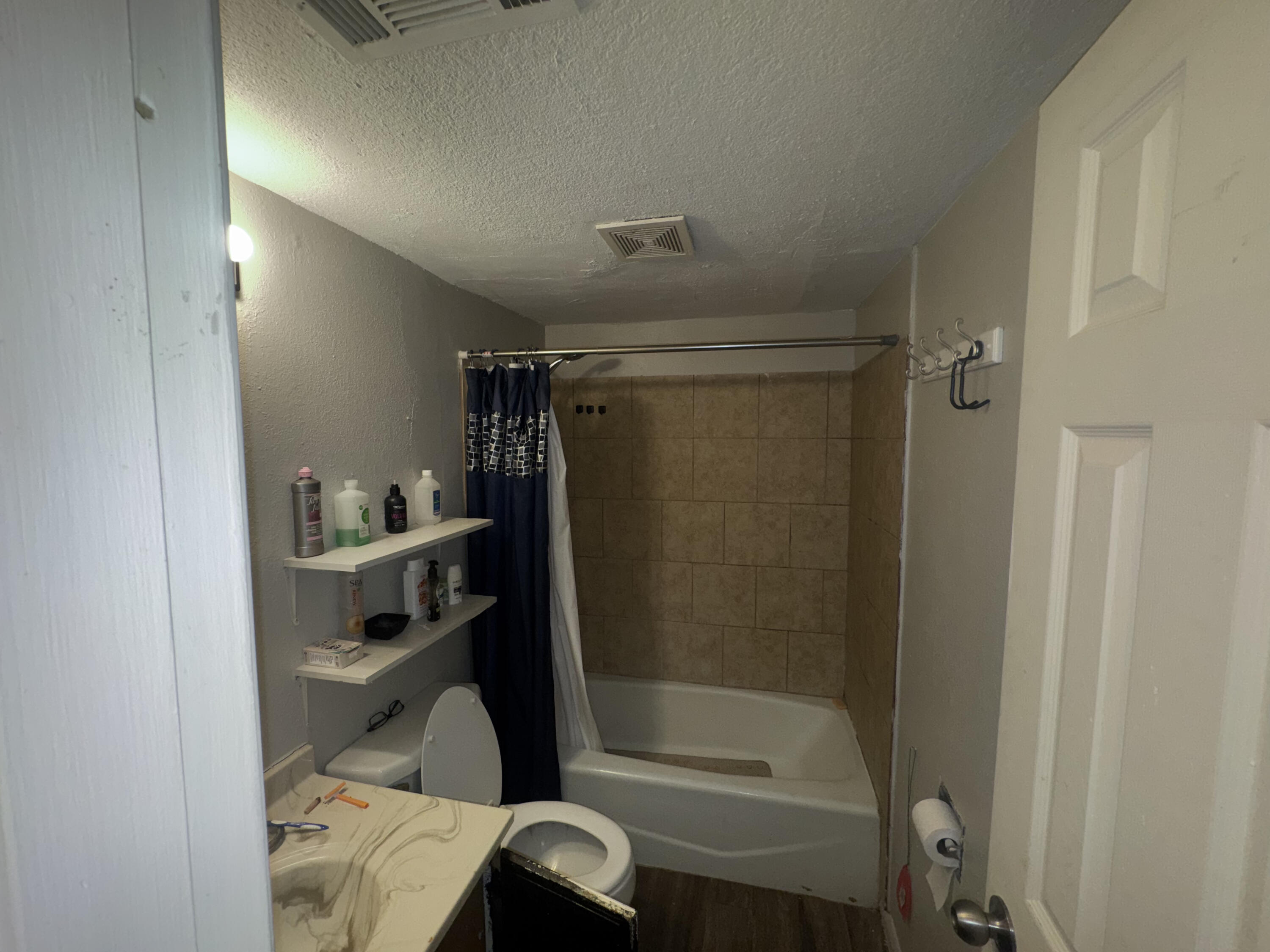 105 Pecos Place Plainview, TX 79072 - Photo 9 of 14 a bathroom with a bathtub