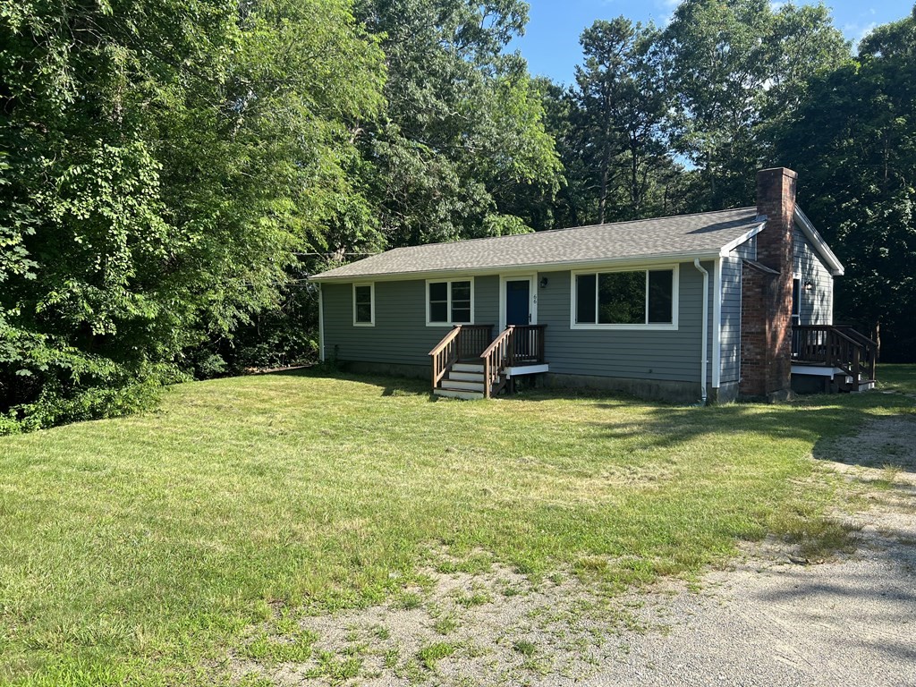 a view of a house with a yard