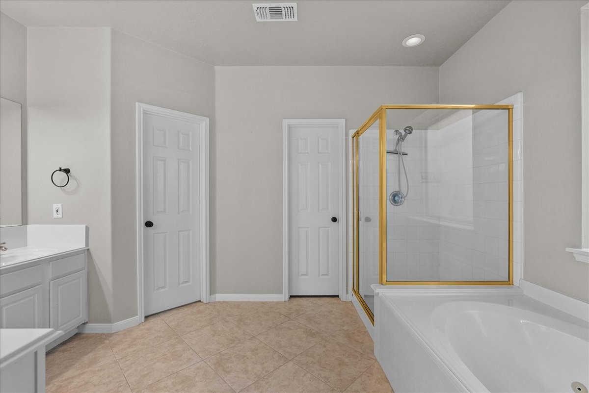 2876 Match Point Lane Friendswood, TX 77546 - Photo 22 of 45 separate shows and tub