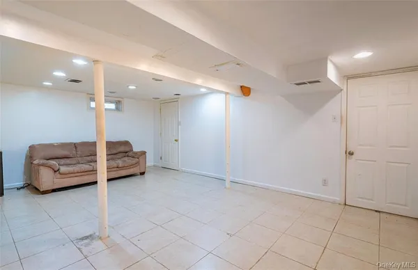 a view of a livingroom with furniture and a ceiling fan