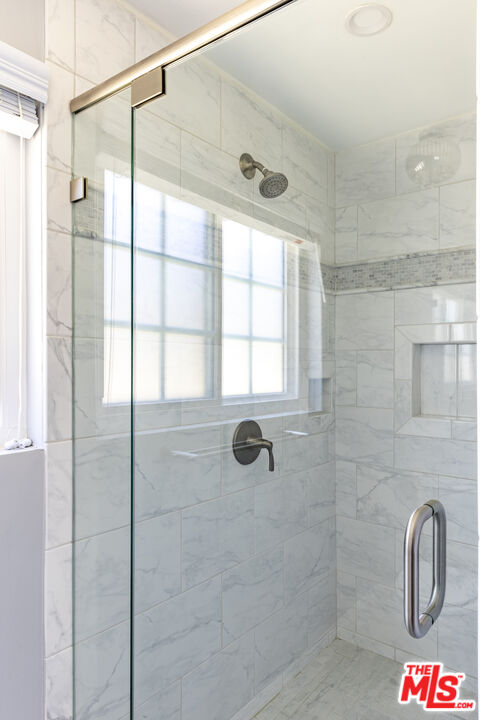 818 6th Street, Unit 102 Santa Monica, CA 90403 - Photo 24 of 29 a bathroom with a shower