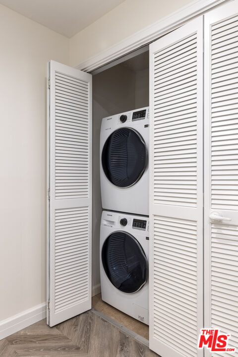 818 6th Street, Unit 102 Santa Monica, CA 90403 - Photo 5 of 29 a utility room with dryer and washer