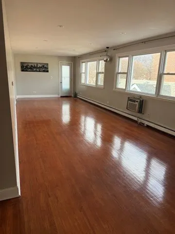 $2,400 | 7241 North Ridge Boulevard, Unit 301, Chicago, IL 60645