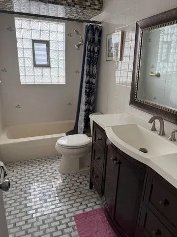 $2,400 | 7241 North Ridge Boulevard, Unit 301, Chicago, IL 60645