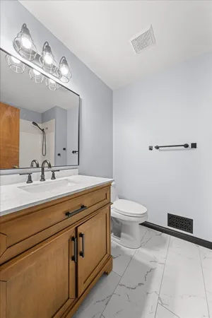 $186,000 | 995 Heritage Court East, Unit 303, Vadnais Heights, MN 55127