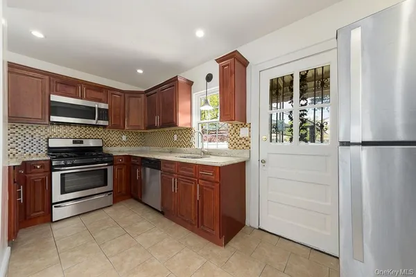 $2,900 | 353 West Jamaica Avenue, Valley Stream, NY 11580