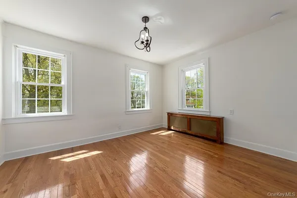 $2,900 | 353 West Jamaica Avenue, Valley Stream, NY 11580