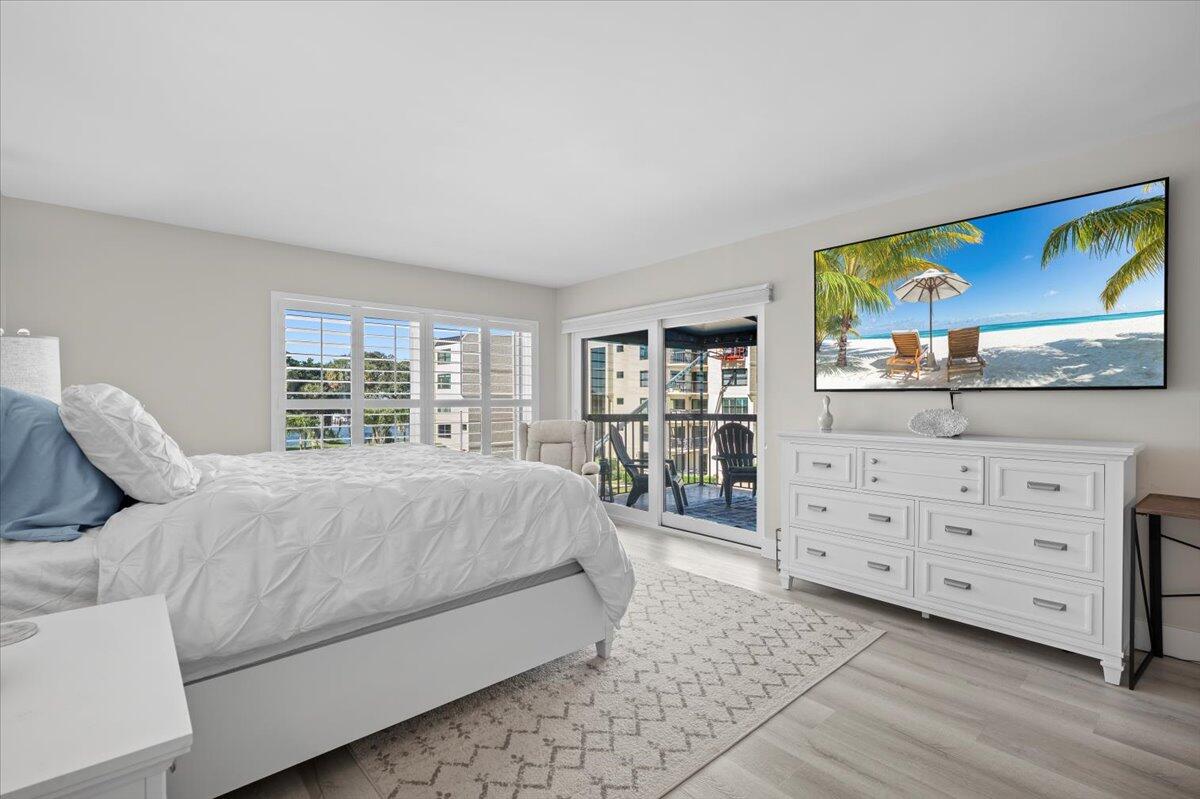 364 Golfview Road, Unit 405 North Palm Beach, FL 33408 - Photo 11 of 33 a bed room with a bed window and mirror