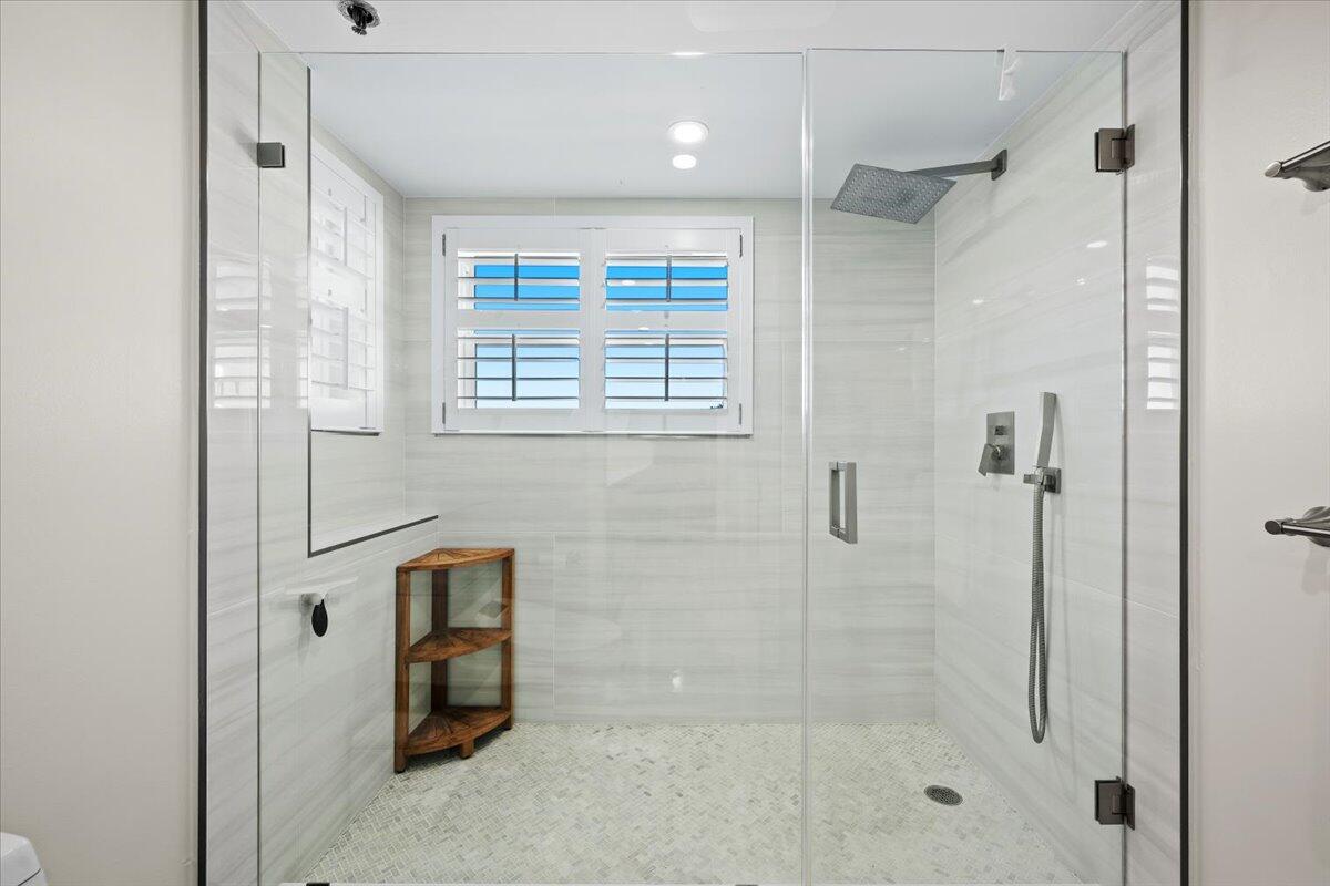 364 Golfview Road, Unit 405 North Palm Beach, FL 33408 - Photo 14 of 33 a bathroom with a shower