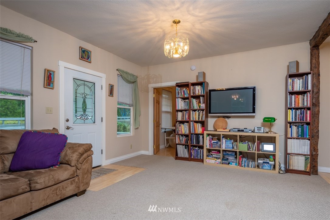 186 Leudinghaus Road Chehalis, WA 98532 - Photo 11 of 25 a living room with furniture and a book shelf