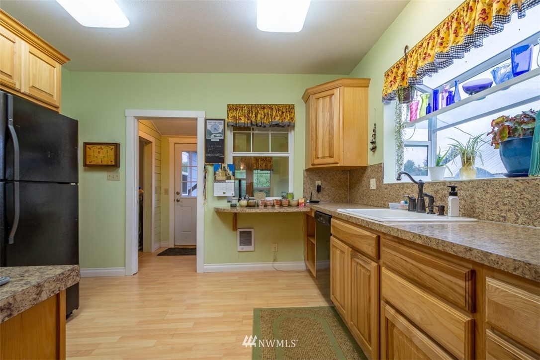 186 Leudinghaus Road Chehalis, WA 98532 - Photo 13 of 25 a kitchen with a refrigerator and a sink