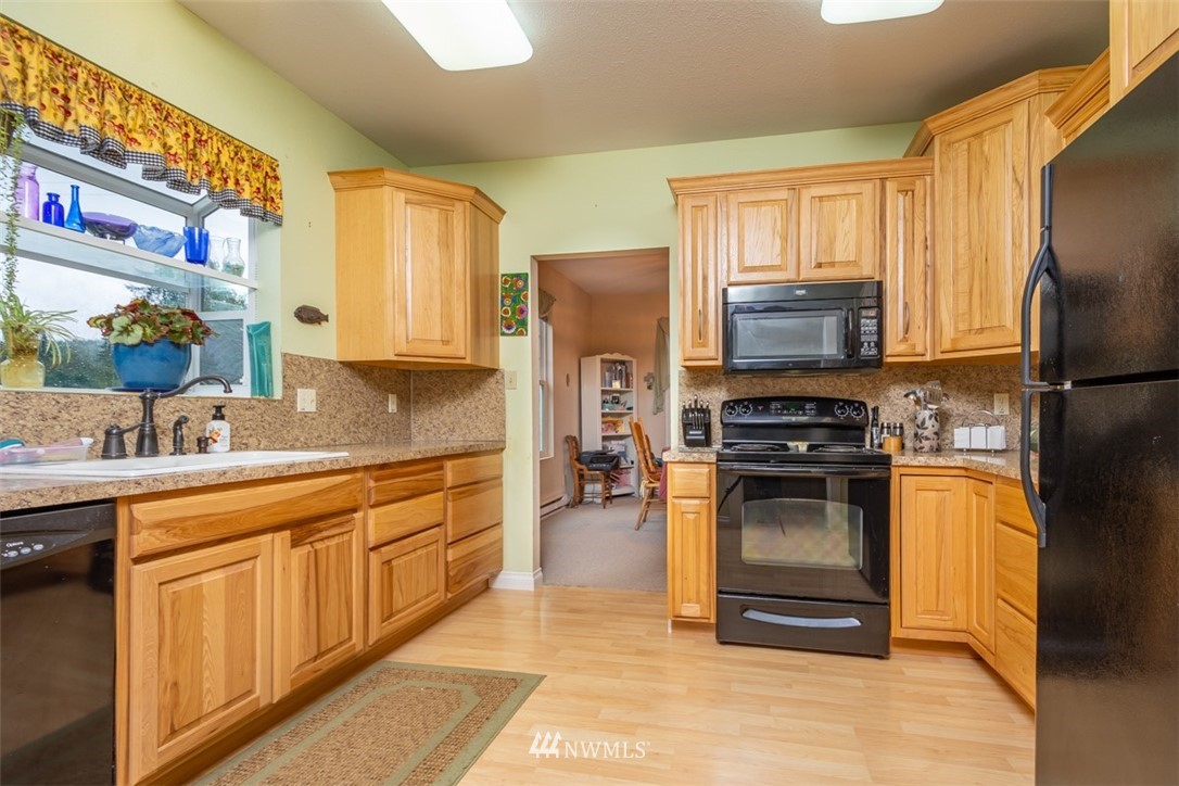 186 Leudinghaus Road Chehalis, WA 98532 - Photo 14 of 25 a kitchen with stainless steel appliances granite countertop a refrigerator stove and sink