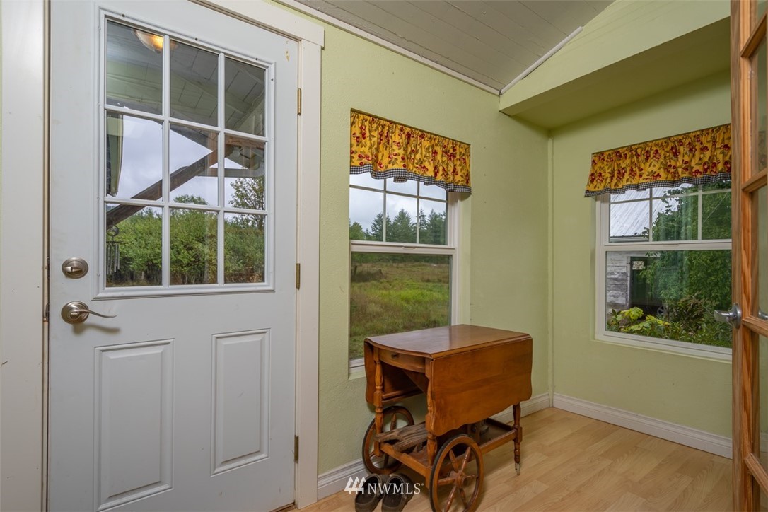186 Leudinghaus Road Chehalis, WA 98532 - Photo 15 of 25 a balcony with table and chairs