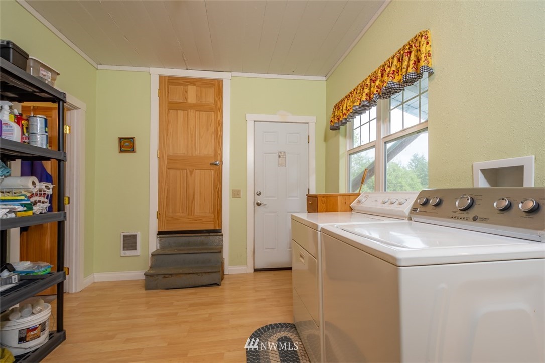 186 Leudinghaus Road Chehalis, WA 98532 - Photo 16 of 25 a room that has a sink and a stove in it