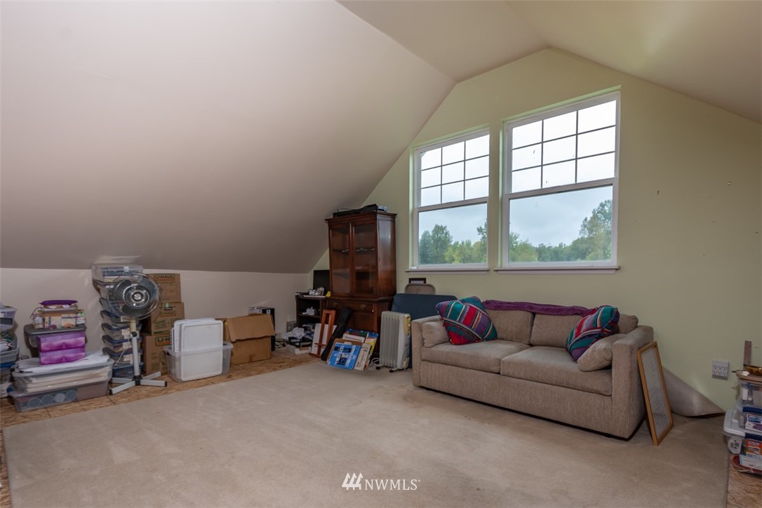 186 Leudinghaus Road Chehalis, WA 98532 - Photo 18 of 25 a living room with furniture and a flat screen tv