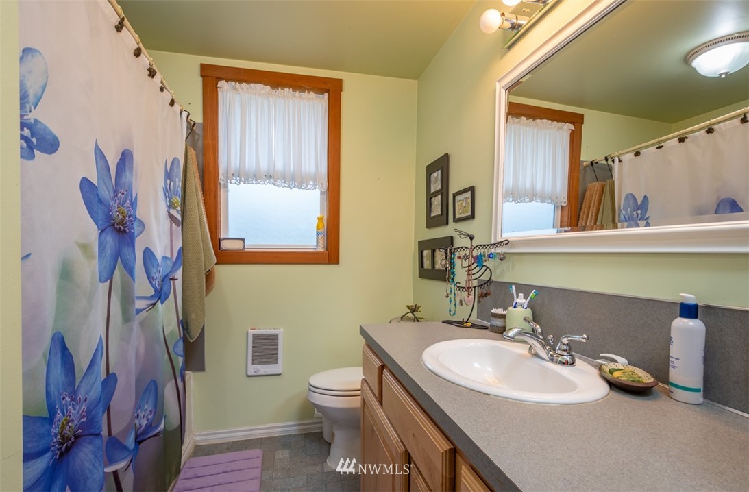 186 Leudinghaus Road Chehalis, WA 98532 - Photo 19 of 25 a bathroom with a sink and a mirror with toilet