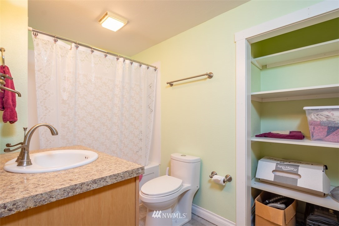 186 Leudinghaus Road Chehalis, WA 98532 - Photo 20 of 25 a bathroom with a granite countertop sink and a mirror
