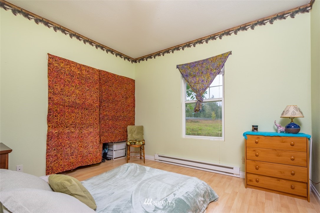186 Leudinghaus Road Chehalis, WA 98532 - Photo 21 of 25 a bedroom with a bed and a window