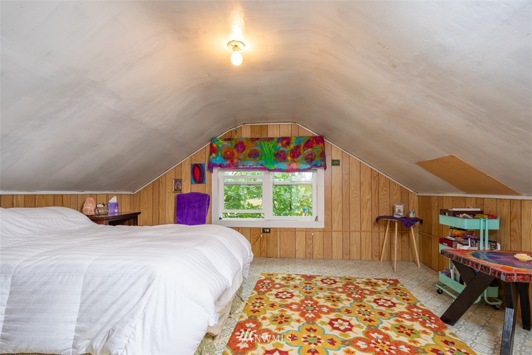 186 Leudinghaus Road Chehalis, WA 98532 - Photo 23 of 25 a bedroom with a bed and a window